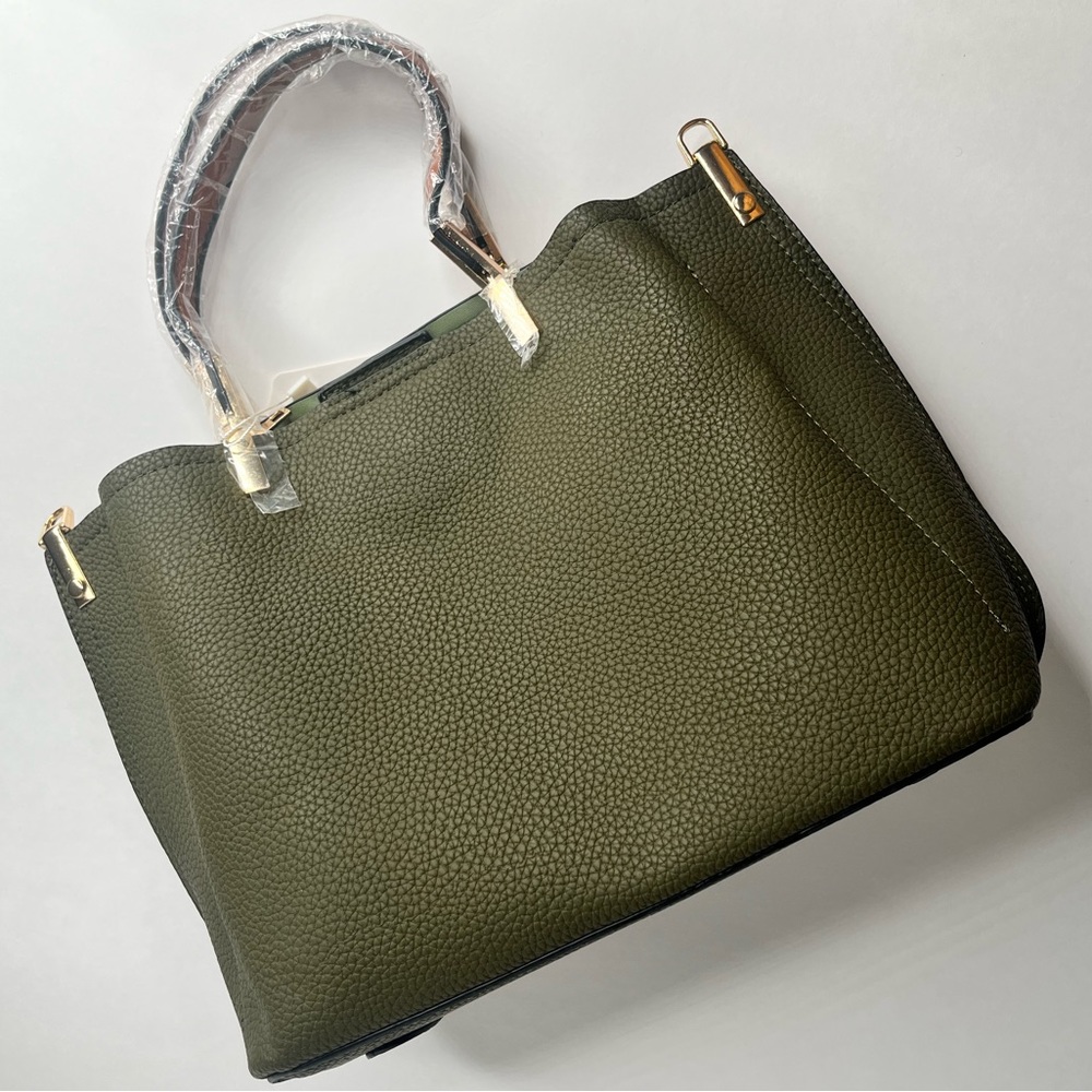 Beautiful Olive Green Handbag with a hint of Gold ✨